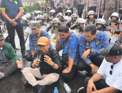 *Hujan Deras, Anggota DPRD Fraksi PKS Syukron dan Puji Temui Mahasiswa Demo