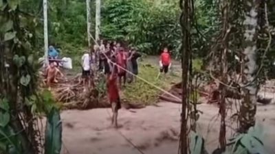 Video viral Warga Terjebak Banjir dan Selamatkan diri Menggunakan Tali Ternyata Hoax 