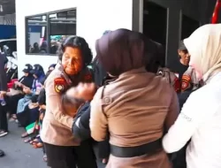 Cuaca Panas, Polwan Polresta Bandar Lampung Bantu Massa Yang Pingsan